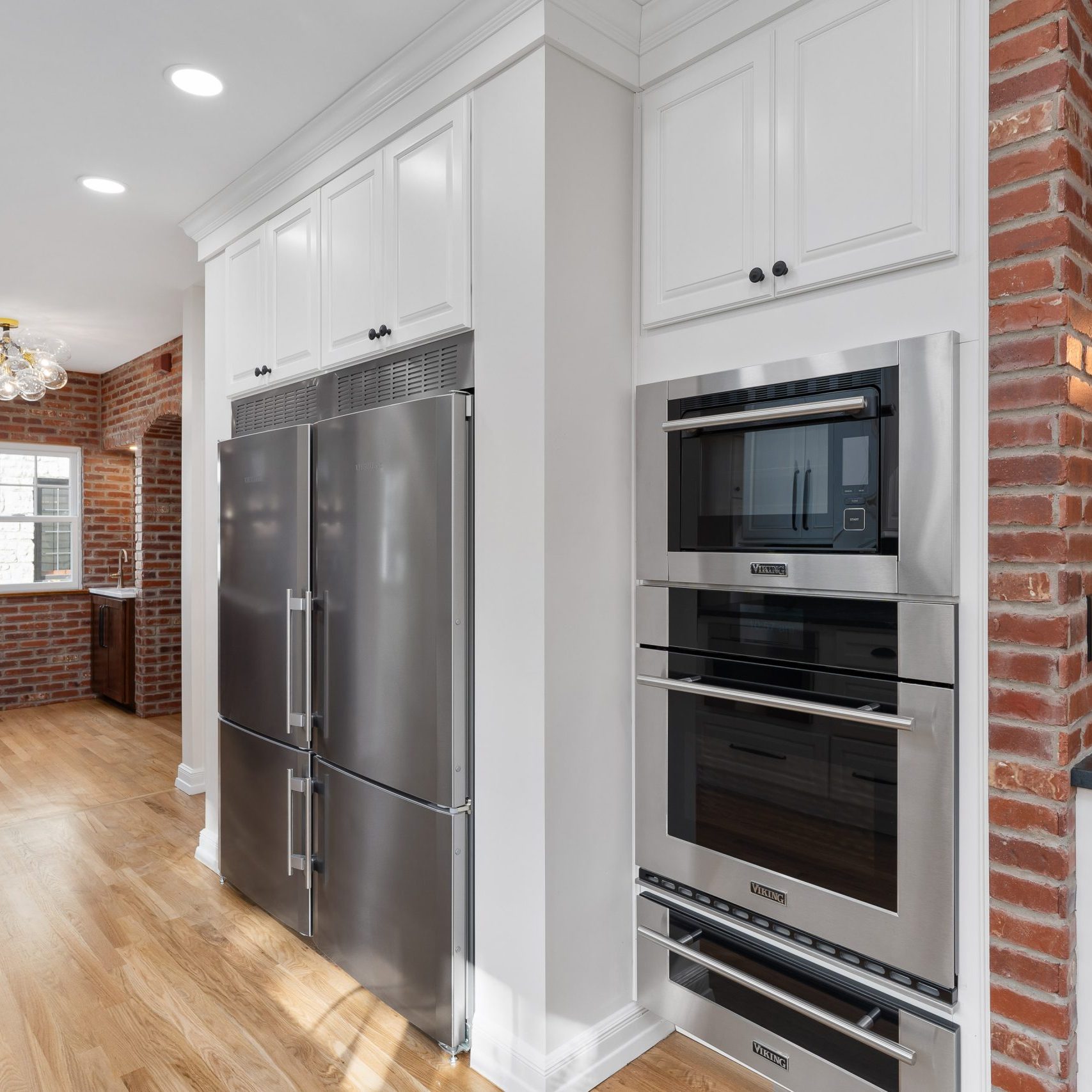 Luxury kitchen with staging from Pacific Palisades, California's premiere staging company, Jennifer Donahue Interior Design Inc.